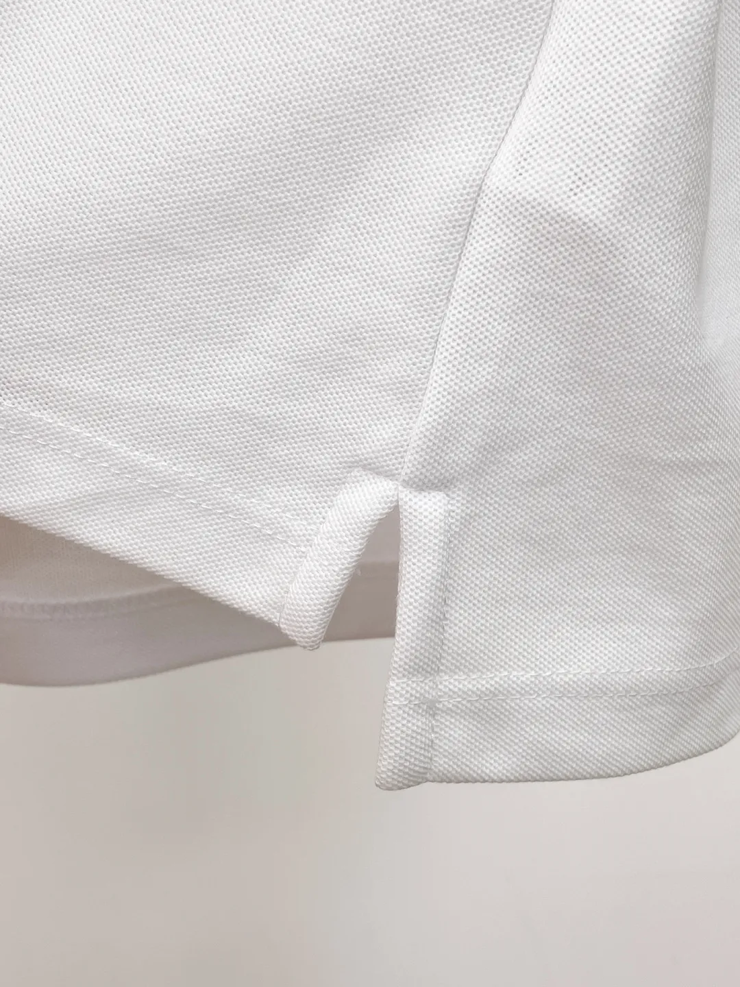 BURBERRY New Arrival Polo shirt, complete with three labels, original fabric, original customized accessories, official Same Style, using 210 grams of pure cotton pique fabric, customized same-tank dyed fabric, very comfortable and smooth to the touch, very wide and stylish, produced by a first-line brand on behalf of Factory, imported Behringer embroidery machine, embroidery is full and textured, imported Kangli direct-injection machine, printing is clear and textured, the collar rib is woven with imported yarn It will not lose shape after being worn for a long time. It is the most New Arrival style in spring and summer. It is fashionable and individual. It is super Versatile and looks good. It is very suitable for both men and women. It is a must-have for everyone. Size: S-XXL